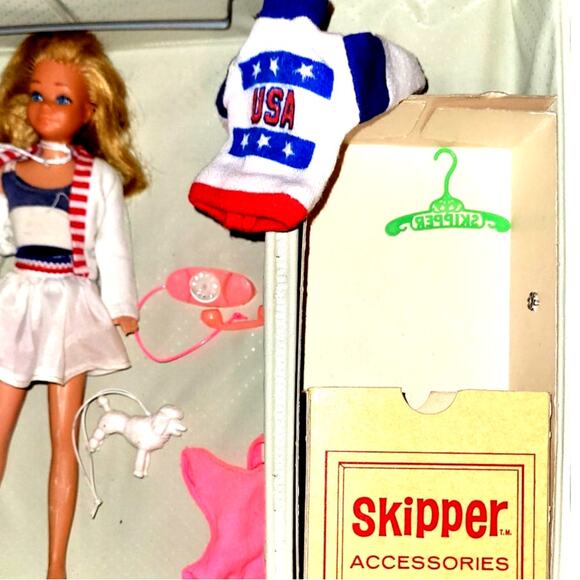 9" 1970's Vintage 9" Skipper, Barbie's Little Sister Carrying Case W/Accessories - Picture 2 of 10